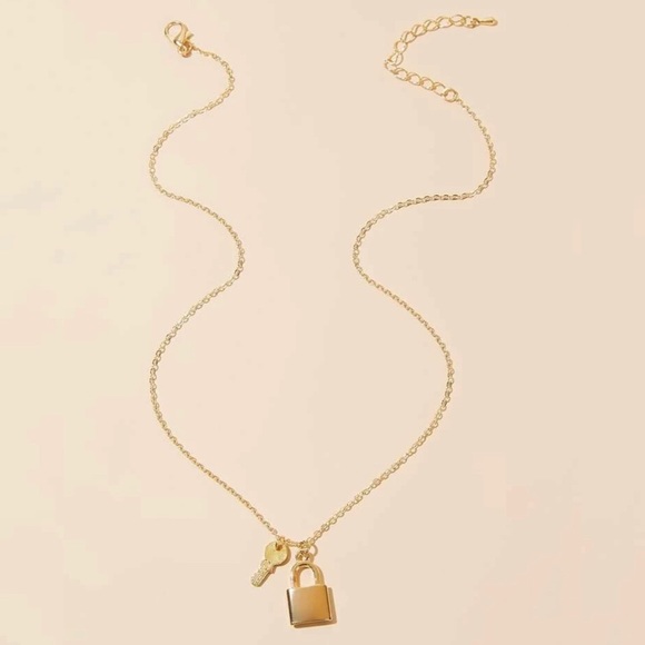 3/$30 💛 Lock and Key Pendant Necklace - Picture 2 of 3